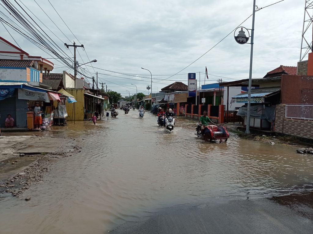 Jalan yang masih tergenang banjir di Kampung Ciputri, Desa Banten, Kota Serang, Banten, Rabu (2/3/2022). Genangan menyebabkan sebagian mobil dan sepeda motor mogok.