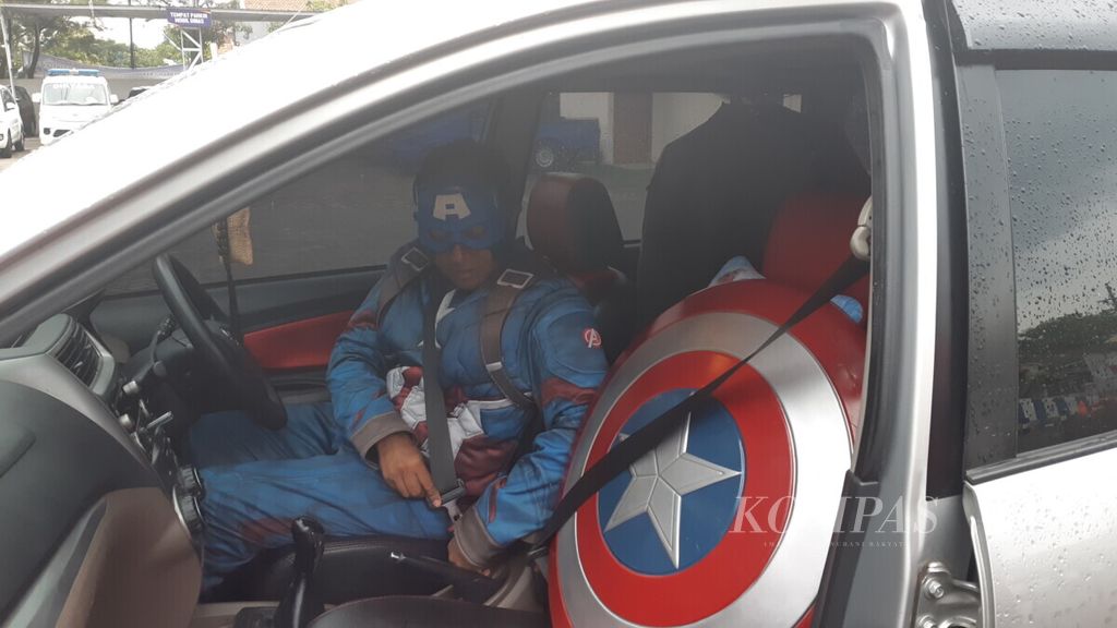 Tokoh Captain America mencontohkan mengemudi harus mengenakan sabuk pengaman. Itu bagian dari kampanye tertib lalulintas yang digagas Polres Gresik.