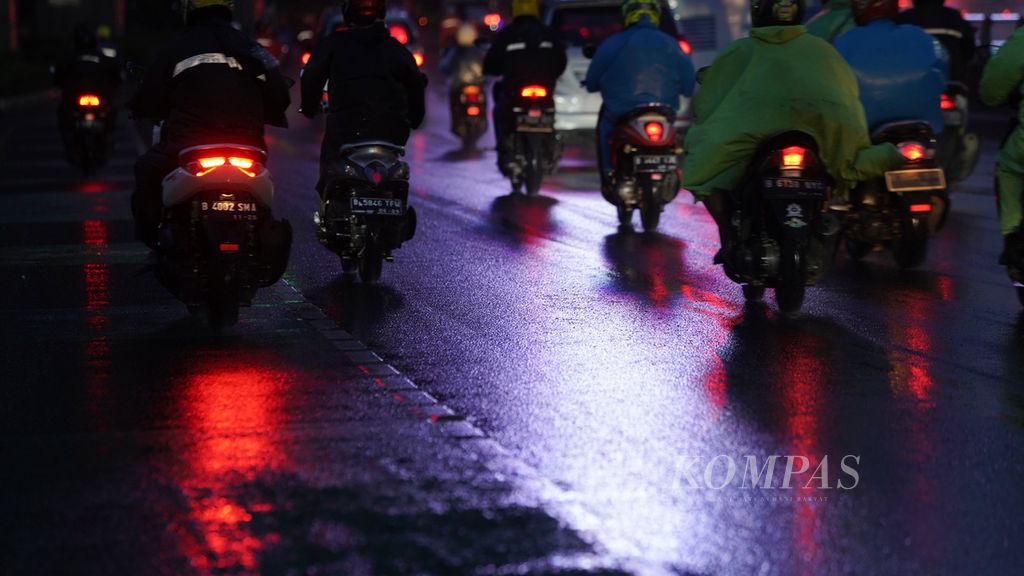 Pantulan kendaraan melintasi jalan aspal yang basah oleh hujan di Jalan Gatot Subroto, Jakarta Selatan, Rabu (28/12/2022). Hujan dengan intensitas lebat diprediksi akan terjadi merata pada 30-31 Desember 2022 di DKI Jakarta. Modifikasi cuaca akan dilakukan untuk mengantisipasi kondisi buruk. 