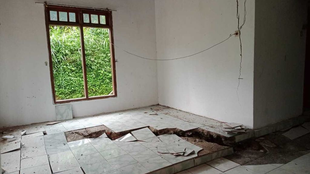 Lantai dan dinding rumah warga yang rusak akibat tanah bergerak di Dusun Ganten, Desa Tulungrejo, Kabupaten Malang, Jatim, pada awal Maret 2023.