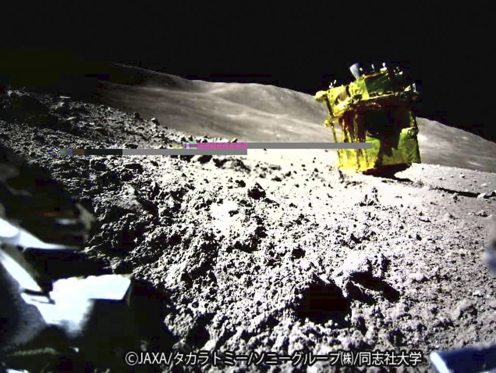 Foto yang dirilis Badan Eksplorasi Antariksa Jepang (JAXA), Takara Tomy, Sony Group Corporation, dan Universitas Doshisha ini memperlihatkan gambar yang diambil di Bulan oleh wahana antariksa tak berawak SLIM. 