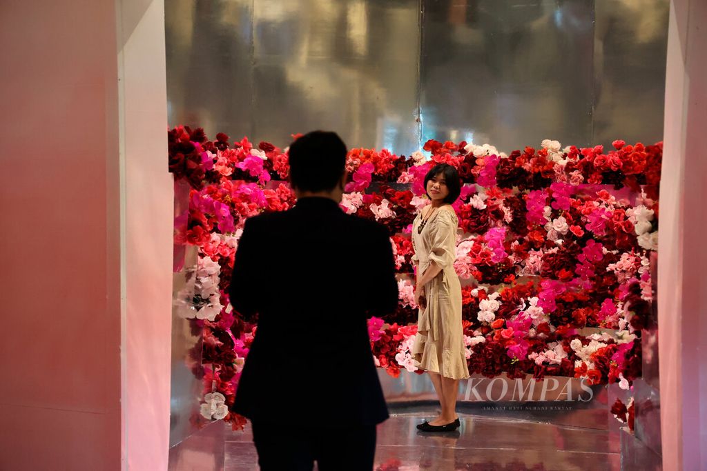 Pengunjung berfoto dengan latar belakang hiasan bunga pada penyelenggaraan Padma Wedding Expo di Hotel Padma, Kota Semarang, Jawa Tengah, Sabtu (28/1/2023). 