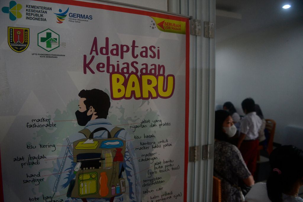 Sebuah poster layanan masyarakat tentang adaptasi baru pandemi Covid-19 dipasang di Puskesmas Pandanaran, Kota Semarang, Jawa Tengah, Rabu (12/1/2022). Informasi yang terus diberikan tentang perkembangan wabah Covid-19 memberikan pengetahuan untuk pencegahannya.
