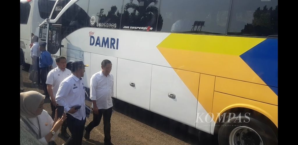 Bus Damri bersiap mengantar rombongan Menteri Perhubungan Budi Karya Sumadi dari Bandara Internasional Husein Sastranegara, Kota Bandung, Jawa Barat, ke Bandara Internasional Jabar Kertajati, Rabu (18/10/2023). Kunjungan itu untuk mengecek kesiapan Bandara Kertajati jelang pengoperasian penuh pada 29 Oktober 2023.