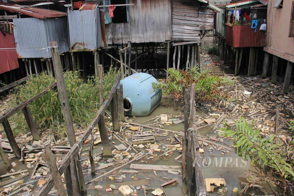 Sampah mengambang di perairan dekat rumah warga di kawasan Sungsang, Kecamatan Banyuasin II, Kabupaten Banyuasin, Sumatera Selatan, Minggu (23/1/2022). 
