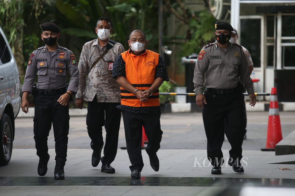 Bupati Langkat nonaktif Terbit Rencana Perangin-Angin (berompi oranye) menjalani pemeriksaan di Gedung Komisi Pemberantasan Korupsi, Jakarta, Senin (7/2/2022). 