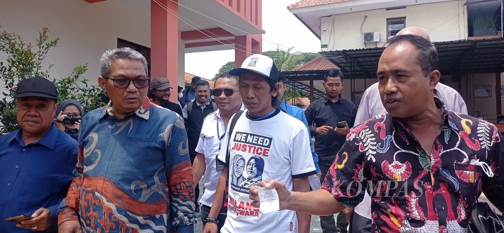 Sidang gugatan perdata korban Tragedi Kanjuruhan mulai digelar di Pengadilan Negeri Malang, Selasa (10/1/2023). Tampak tim penggugat dan seorang penggugat, Devi Atok, (dua dari kanan) datang ke Pengadilan Negeri Malang. 