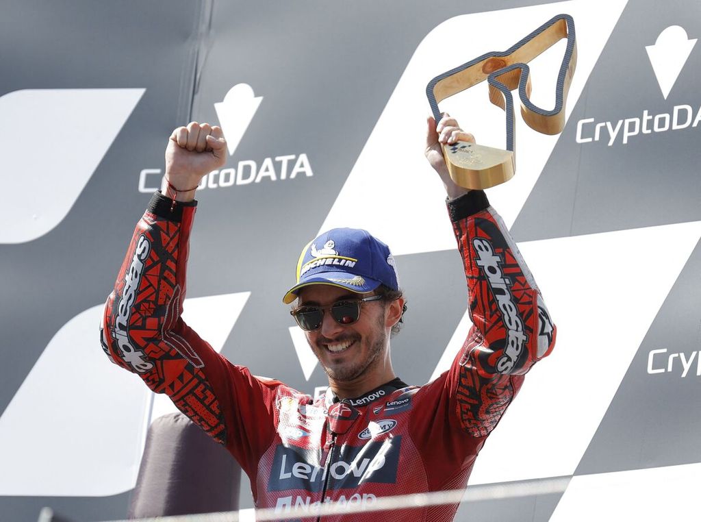 Pebalap Ducati, Francesco Bagnaia, mengangkat trofi setelah memenangi balapan MotoGP seri Austria di Sirkuit Red Bull Ring, Spielberg, Austria, Minggu (20/8/2023).