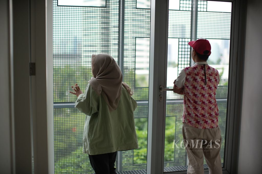 Kehadiran aplikasi kencan memudahkan masyarakat urban bertemu di mana pun, seperti di sebuah perkantoran di Jakarta Pusat, Jumat (12/1/2024). Aplikasi kencan memudahkan orang-orang, umumnya masyarakat urban, mencari pasangan yang sesuai keinginan. 