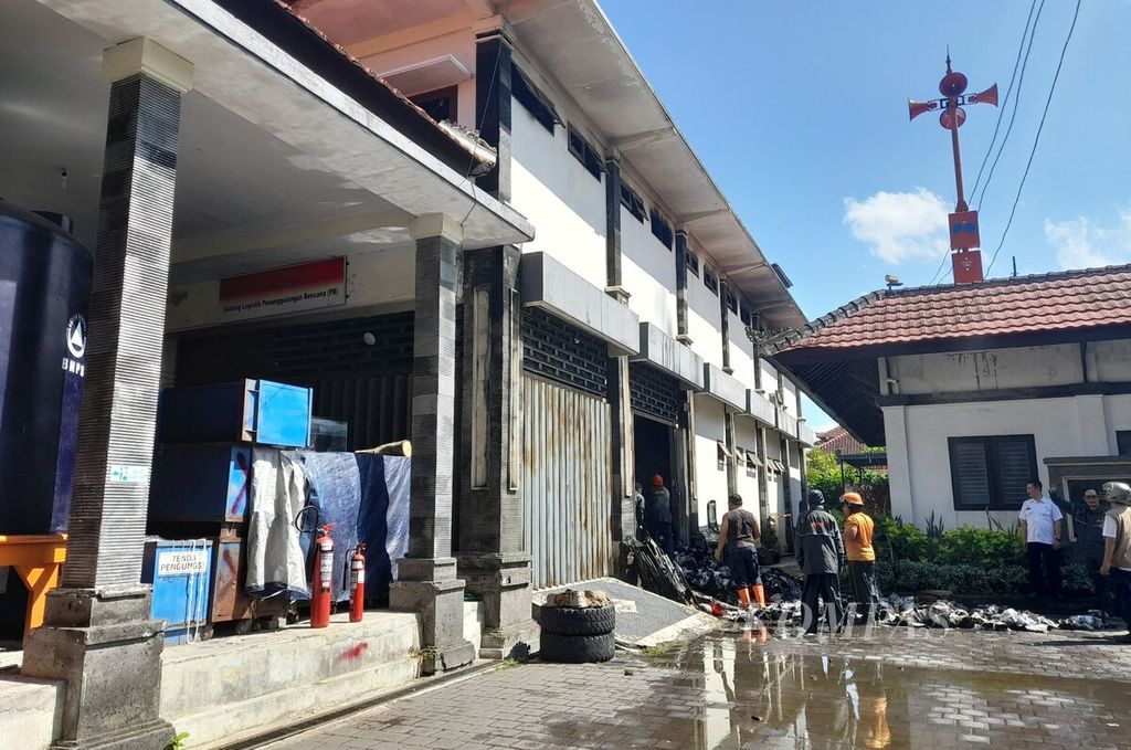 Kebakaran melalap lantai atas dari Gudang Logistik Penanggulangan Bencana di Kantor BPBD Provinsi Bali, Kota Denpasar, Rabu (26/6/2024). Kebakaran dapat segera dipadamkan sehingga tidak meluas ke gedung lain.