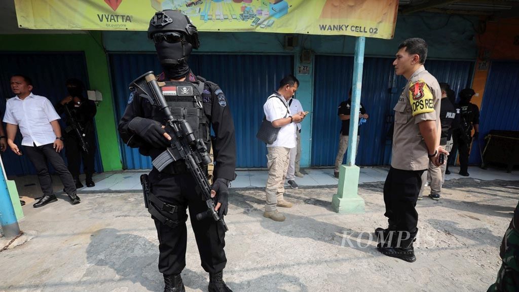 Tim Detasemen Khusus 88 Antiteror Polri berjaga saat penggeledahan barang bukti yang diduga milik pelaku teror di sebuah kios aksesori ponsel, Jalan KH Mochtar Tabrani, Bekasi, Jawa Barat, Kamis (9/5/2019). 