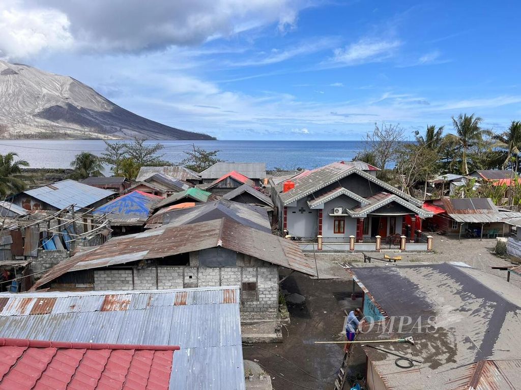 Abu vulkanik akibat erupsi Gunung Ruang menutupi atap rumah warga di Kelurahan Balehumara, Tagulandang, Sitaro, Sulawesi Utara, Kamis (9/5/2024).
