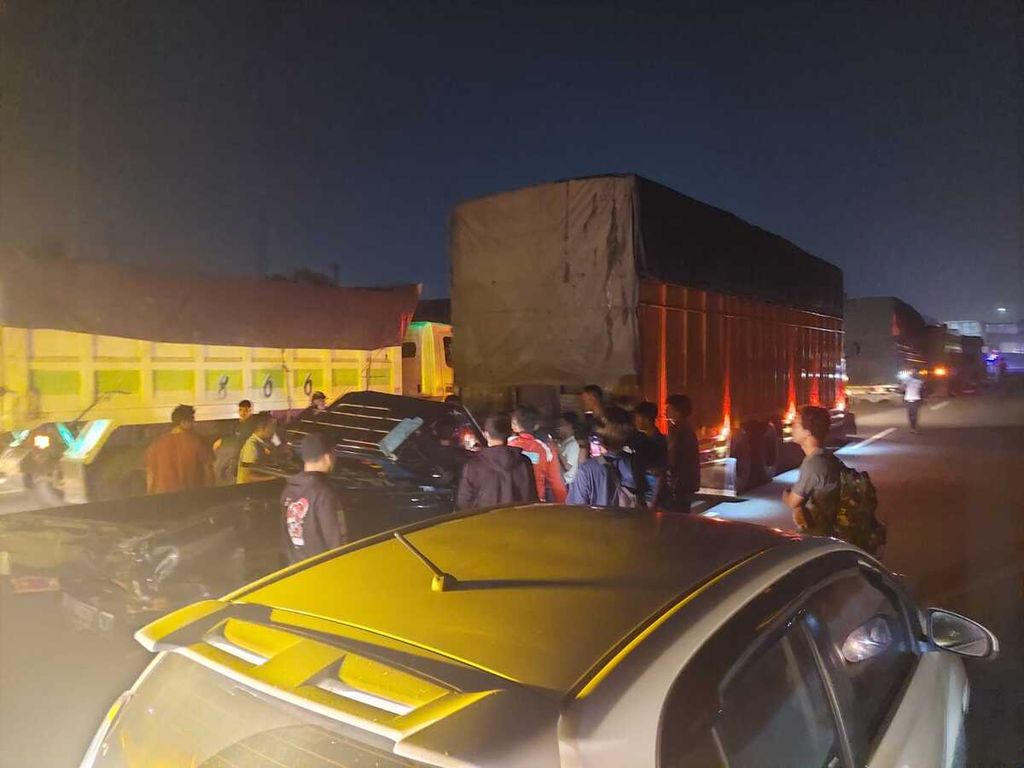 Kecelakaan beruntun melibatkan 13 kendaraan terjadi pada Selasa (12/4/2022) tengah malam di Jalan Tol Tangerang-Merak Km 36A, Balaraja, Kabupaten Tangerang, Banten. Enam orang mengalami luka lecet hingga patah tulang.