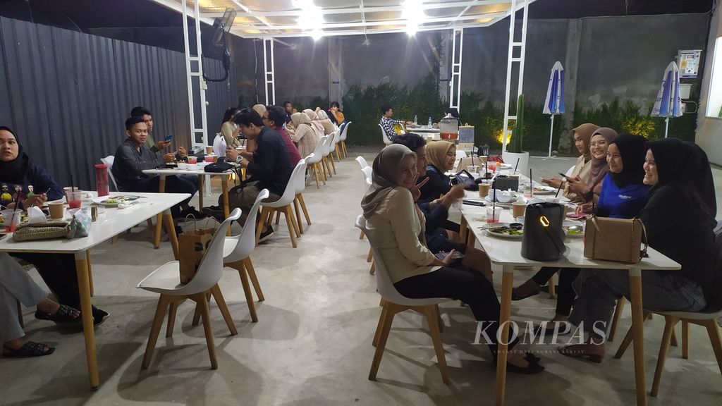 Suasana Kafe Janji Rasa saat dipenuhi tamu yang sedang melepas rindu dengan berbuka bersama di sana, Selasa (12/4/2022).