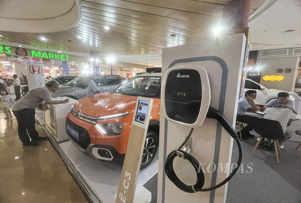 Pengunjung mencari informasi mobil listrik merek Perancis dalam pameran mobil di sebuah pusat perbelanjaan di kawasan Bintaro, Tangerang Selatan, Banten, Sabtu (13/01/2024). Ekosistem kendaraan listrik atau<i> electric vehicle</i> (EV) memiliki potensi berkembang di Indonesia. 