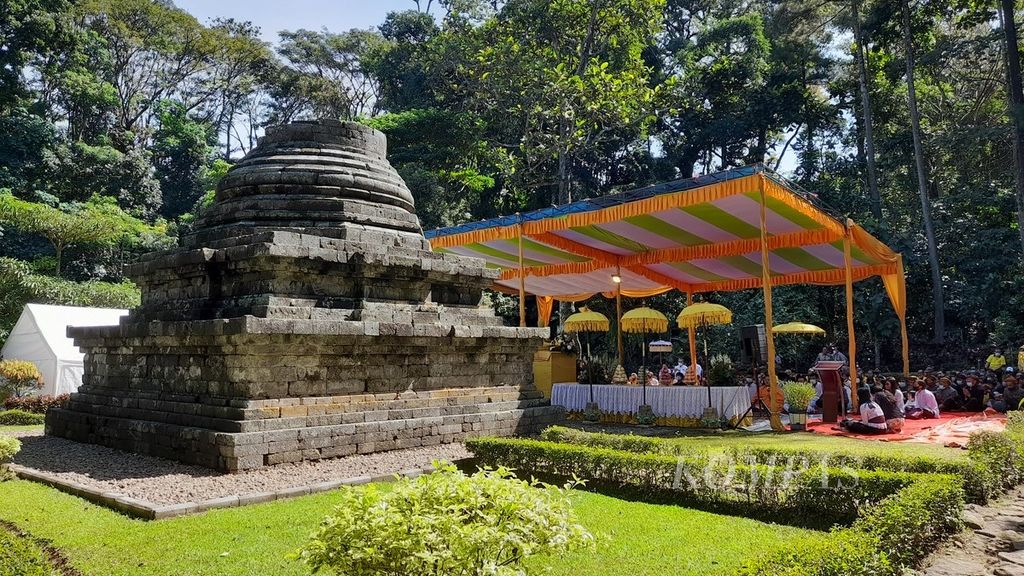 Umat Buddha dari sejumlah majelis merayakan Waisak di Stupa Candi Sumberawan di Kabupaten Malang, Jawa Timur, Senin (16/5/2022).