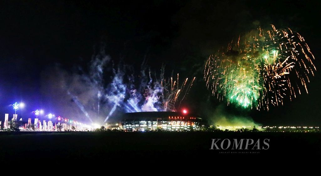 Kembang Api Pembukaan PON XIX - Pesta kembang api mewarnai acara Pembukaan Pekan Olahraga Nasional (PON) XIX 2016 di Stadion Gelora Bandung Lautan Api, Bandung, Jawa Barat, Sabtu (17/9/2016). Pesta olahraga nasional ini dibuka oleh Presiden Joko Widodo.