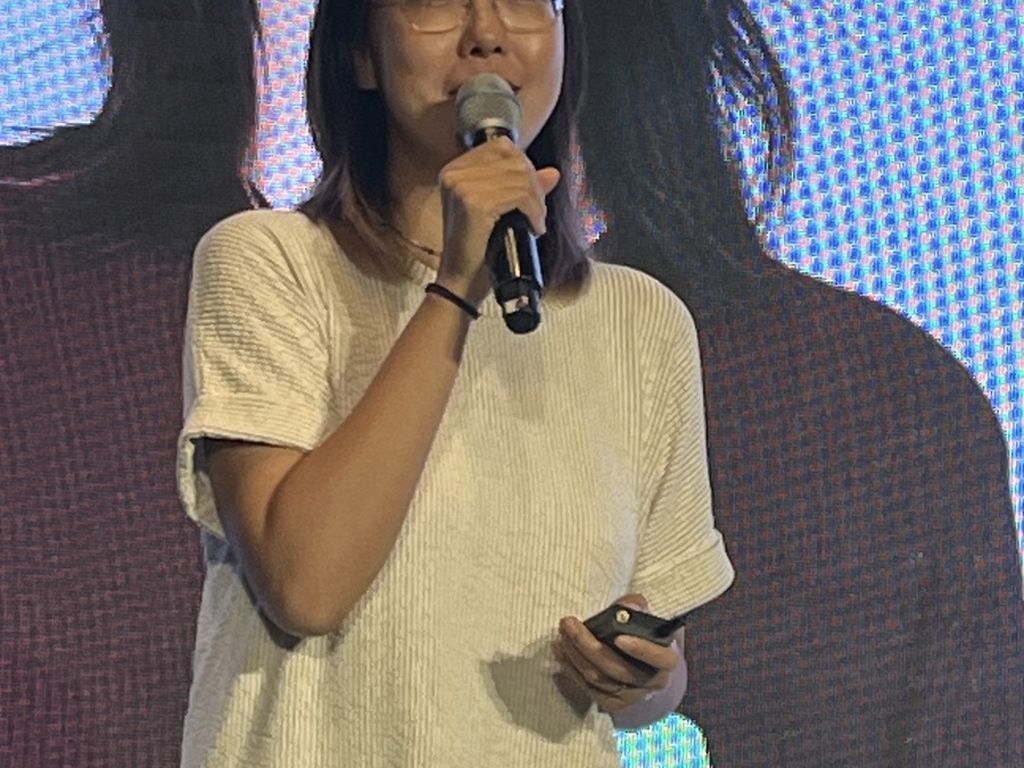 Danchen Yang, Learning and Curriculum Manager Duolingo, saat konferensi pers Duolingo, Kamis (12/10/2023).