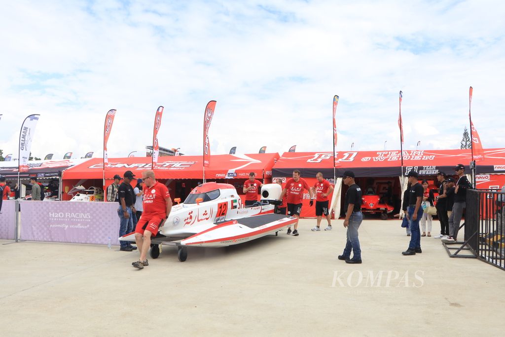 Tim ofisial 20 pebalap dari 10 negara melakukan persiapan akhir di <i>paddock</i> tribune utama Kejuaraan Dunia Perahu Motor Formula 1 (F1 H2O) di Balige, Kabupaten Toba, Sumatera Utara, Kamis (23/2/2023). 