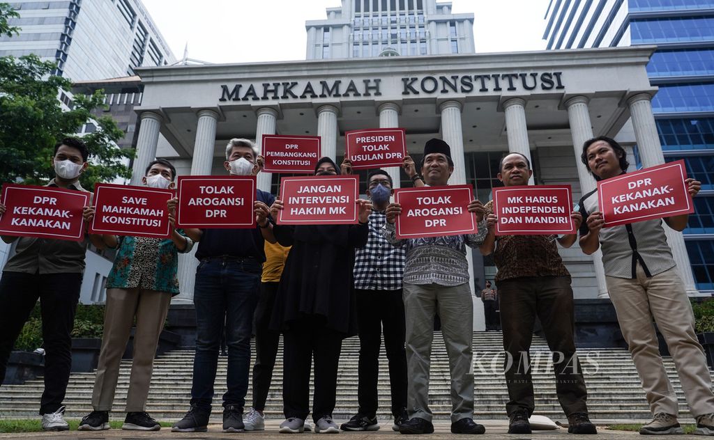 Suasana saat aktivis Indonesia Corruption Watch (ICW) dan beberapa perwakilan elemen masyarakat yang tergabung dalam Masyarakat Madani di halaman Gedung Mahkamah Konstitusi, Jakarta, menggelar aksi seruan penyelamatan Mahkamah Konstitusi, Selasa (4/10/2022). 