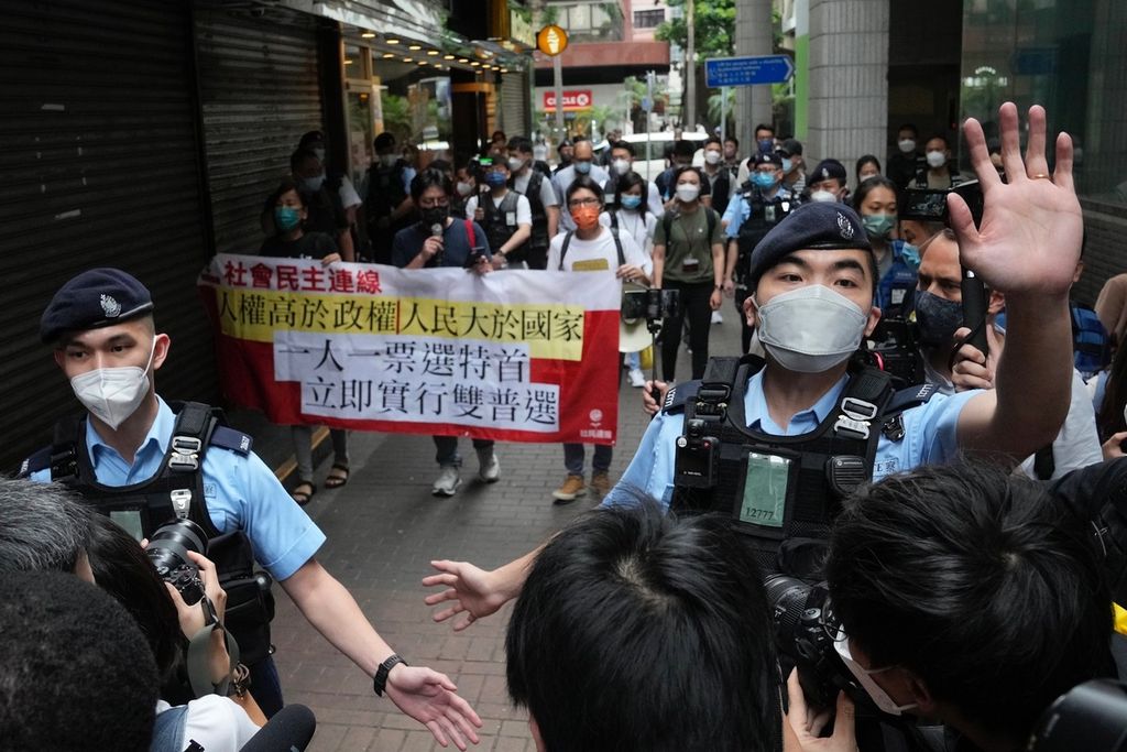 Beberapa aktivis prodemokrasi Hong Kong berunjuk rasa menolak pelaksanaan pemilihan Pemimpin Eksekutif Hong Kong yang baru, Minggu (8/5/2022).