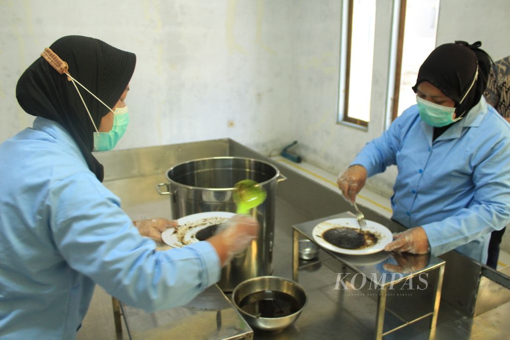 Karyawan CV Monita Food bersiap menyortir bahan bawang goreng di Desa Babakanreuma, Kecamatan Sindangagung, Kabupaten Kuningan, Jawa Barat, Rabu (26/7/2023).