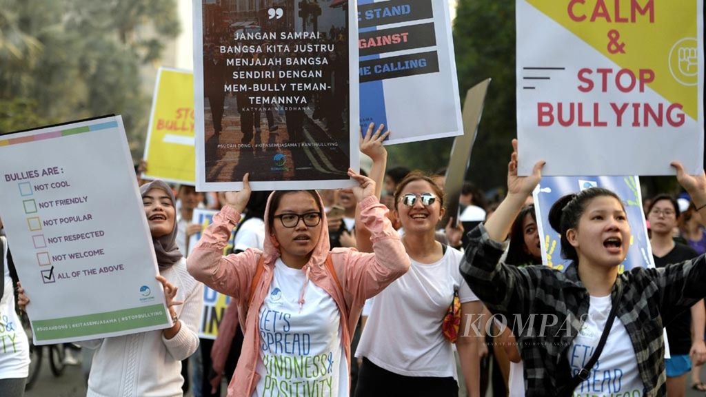 Para pemuda yang tergabung dalam Komunitas Sudah Dong menggelar Aksi Solidaritas Anti-Bullying di Jalan MH Thamrin, Jakarta, Minggu (23/7/2017). Gerakan tersebut diharapkan bisa mengedukasi masyarakat untuk mencegah terjadinya perundungan atau<i> bullying</i> di berbagai tempat ataupun media sosial. 