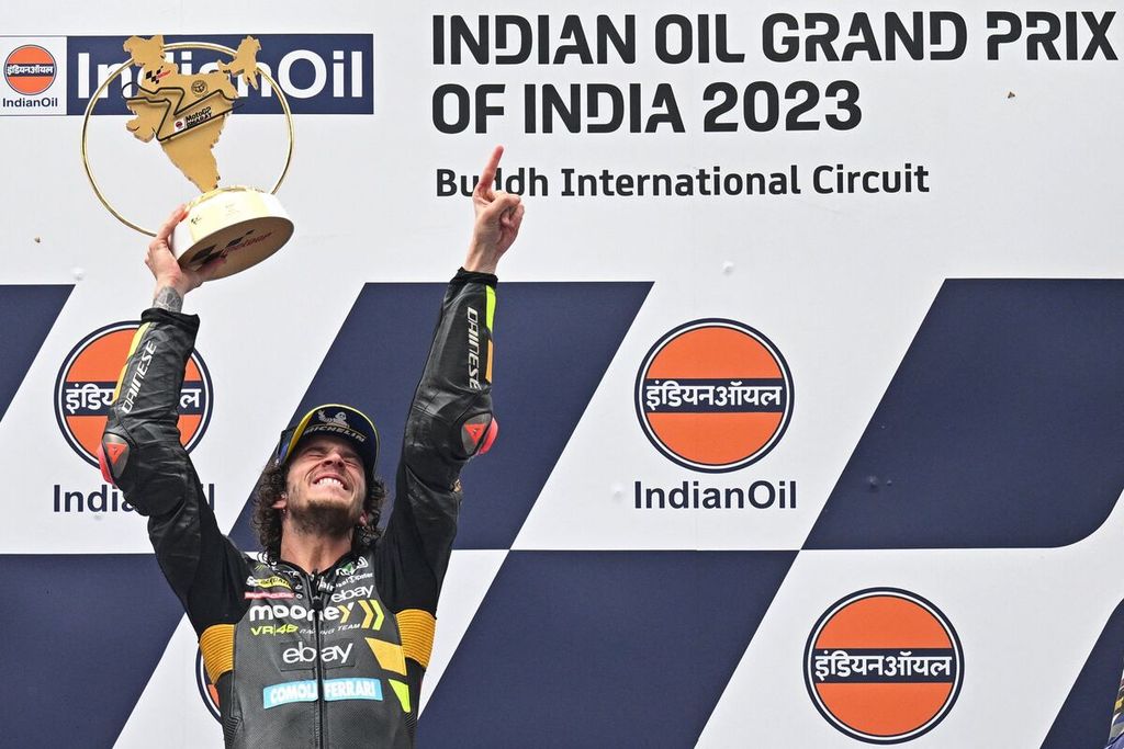 Pebalap Mooney VR46, Marco Bezzecchi, merayakan keberhasilannya memenangi balapan MotoGP seri India di Sirkuit Buddh, Greater Noida, India, Minggu (24/9/2023). 