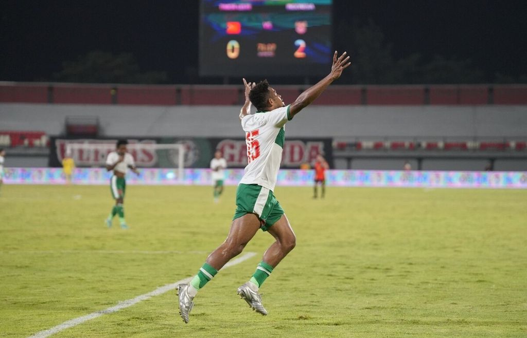 Gelandang tim nasional Indonesia, Ricky Kambuaya, merayakan gol yang dicetaknya pada laga persahabatan internasional melawan Timor Leste di Stadion Kapten I Wayan Dipta, Gianyar, Bali, Minggu (30/1/2022) malam. Laga berakhir dengan kemenangan Garuda, 3-0. 