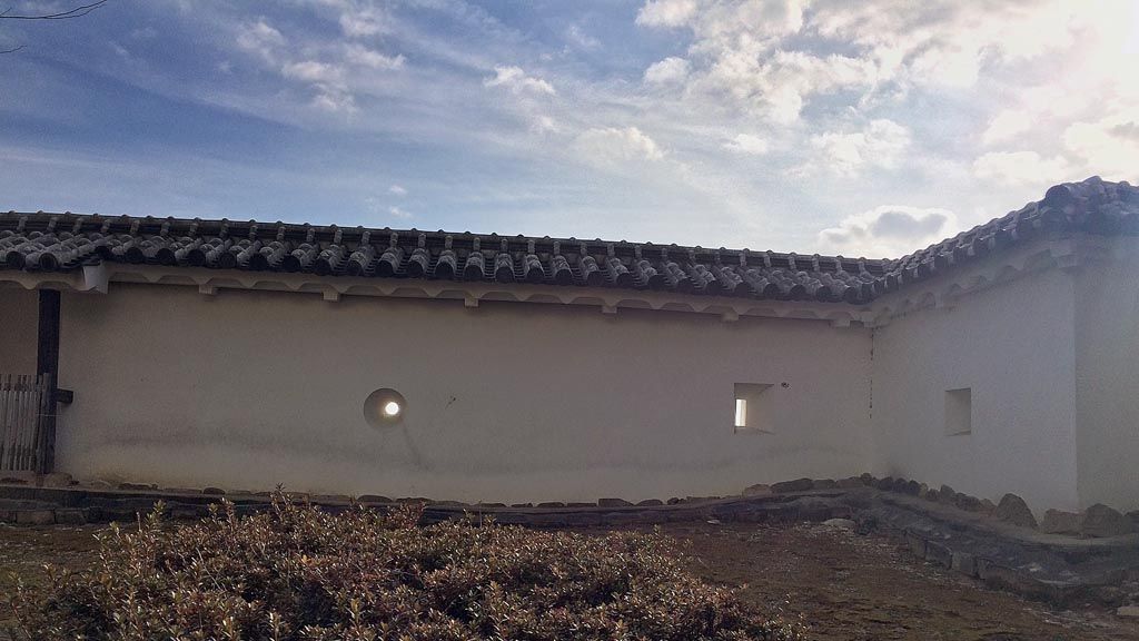 Tembok berlubang segitiga, lingkaran dan bujursangkar, untuk lubang memanah di benteng Himeji