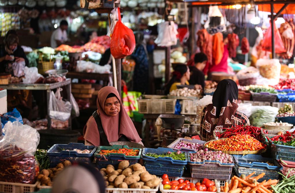 Pedagang sayur menunggu pembeli di Pasar Kebayoran Lama, Jakarta Selatan, Senin (1/4/2024). Badan Pusat Statistik (BPS) mencatat inflasi bulan Maret 2024 sebesar 3,05 persen secara tahunan. Komoditas penyumbang inflasi terbesar adalah telur ayam ras, daging ayam ras, beras, cabai rawit, serta bawang putih. Sedangkan komoditas yang memberikan andil deflasi adalah cabai merah dan tomat.