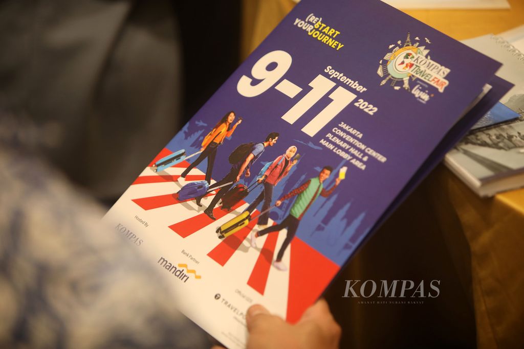 Brosur Kompas Travel Fair (KTF) 2022 saat peluncuran pameran perjalanan tersebut di Jakarta, Jumat (5/8/2022). KTF 2022 akan digelar pada 9-11 September 2022. Tema yang diangkat pada gelaran ke-9 ini Restart Your Journey. 