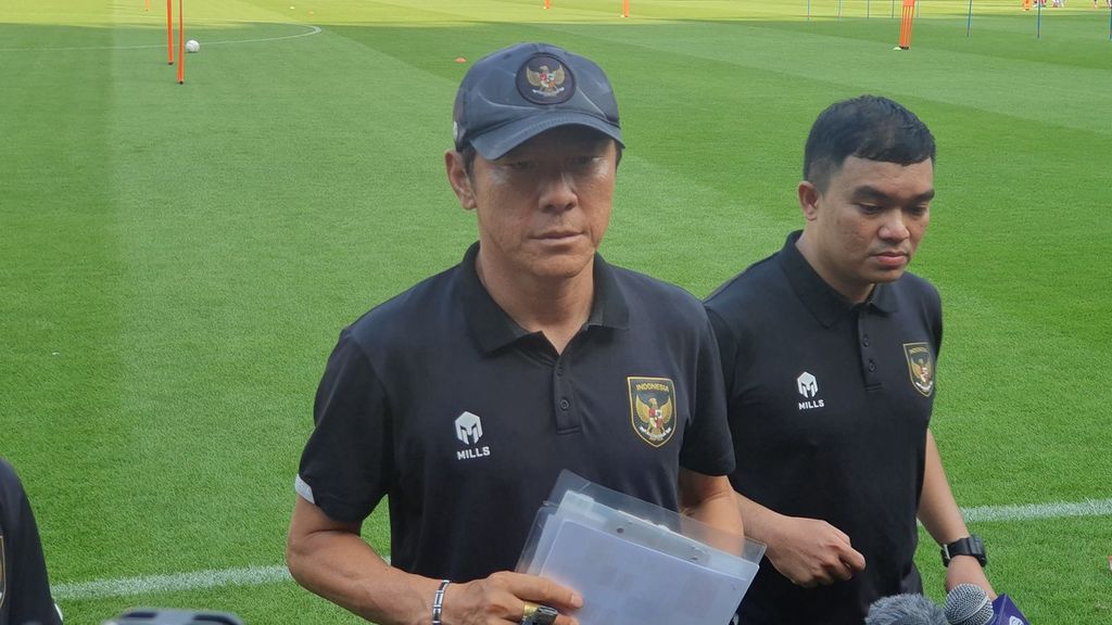 Pelatih tim nasional Indonesia, Shin Tae-yong saat wawancara di sela sesi latihan timnas di Stadion Utama Gelora Bung Karno, Senayan, Jakarta, Selasa (20/12/2022). Mereka berlatih jelang pertandingan pertama Piala AFF 2022 melawan Kamboja yang akan digelar di SUGBK pada Jumat (23/12/2022) pukul 16.30. Shin berharap Piala AFF 2022 akan menjadi gelar juara pertamanya untuk timnas garuda.