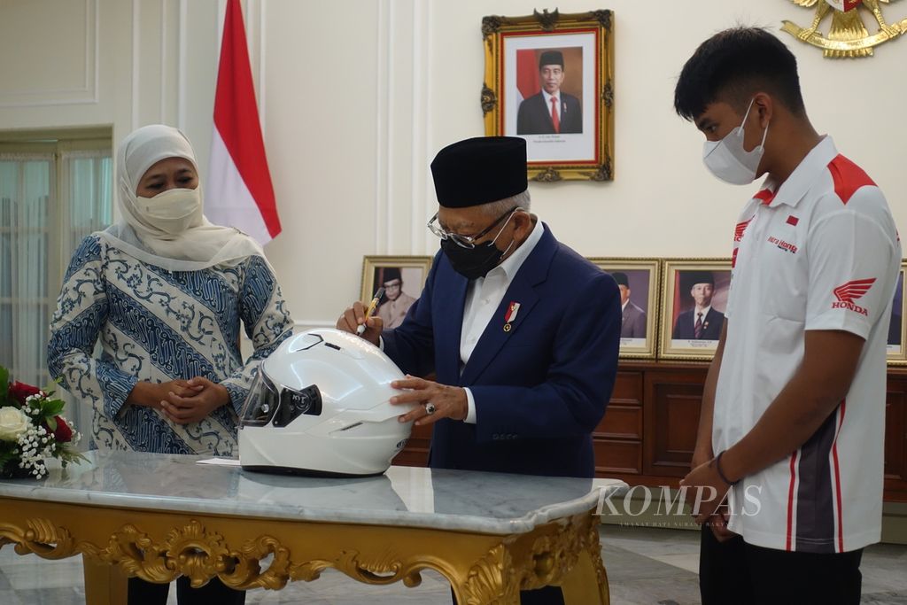 Wakil Presiden Ma'ruf Amin menandatangani helm yang nantinya akan dikenakan pebalap muda Mario Suryo Aji yang merupakan satu-satunya pebalap Indonesia yang lolos pada Grand Prix Moto3 musim 2022 di Istana Wapres, Sabtu (22/1/2022).