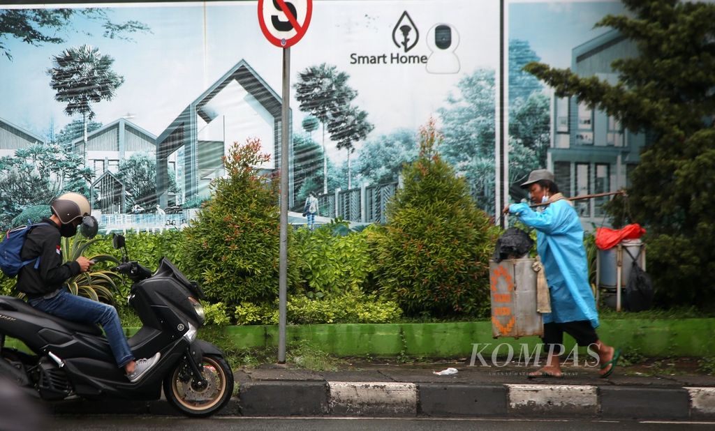 Iklan penawaran rumah tapak terpasang di sebuah komplek residensial baru di kawasan Ciputat, Tangerang Selatan, Banten, Sabtu (25/6/2022). Pasar properti residensial diprediksi akan terus bergerak tahun 2022. Minat investasi diperkirakan tumbuh dengan dominasi hunian tapak. 