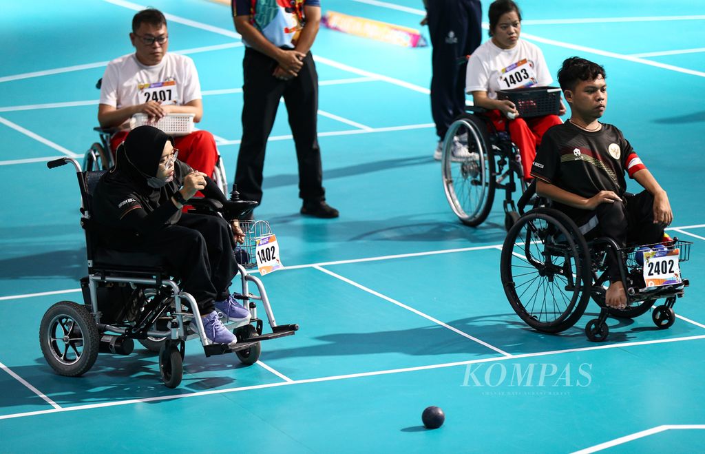 Atlet boccia Indonesia, Wening Prabawati (kiri) dan Fendy Pamungkas, menghadapi atlet boccia Filipina, Ramon Reyemmanuel/Michelle Fernandez, pada nomor BC4-002 ganda campuran di babak <i>round robin</i> final ASEAN Para Games 2022 di Surakarta, Kamis (4/8/2022). Pasangan atlet Indonesia menang dengan skor 6-3 atas Filipina.