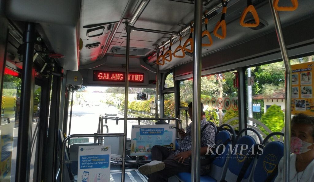 Bus rapid transit (BRT) Trans Metro Dewata sebagai program <i>buy the service</i> (BTS) angkutan publik di Kota Denpasar. Suasana bus Trans Metro Dewata ketika melintasi rute Jalan Imam Bonjol, Kota Denpasar, Sabtu (28/5/2022).