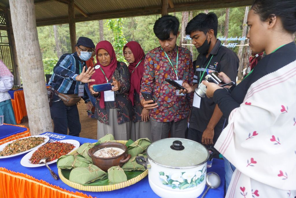 Suasana anggota kelompok sadar wisata mengikuti pelatihan memotret dari Tim Unsoed di Objek Wisata Antap di Desa Cikakak, Wangon, Banyumas, Jawa Tengah, Sabtu (11/6/2022).