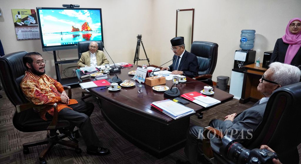 The Chief Justice of the Constitutional Court, Anwar Usman (left), attended the Ethics Hearing with the agenda of examining himself as a defendant by the Honorary Council of the Constitutional Court at the Constitutional Court Building 2 in Jakarta on Tuesday (31/10/2023).