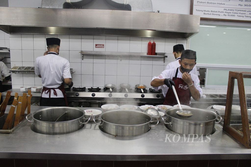 Sejumlah pegawai dapur pembeli meracik berbagai menu di restoran Bakso Tjap Haji, Jalan Burangrang, Kota Bandung, Jawa Barat, Jumat (12/4/2024). Selama momen Lebaran, para pembeli yang menikmati sajian aneka bakso di sini mencapai 2.000 orang setiap harinya.