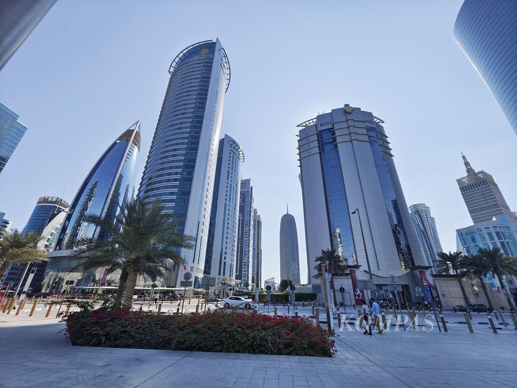Lanskap gedung pencakar langit di West Bay, Doha, Qatar, Rabu (21/12/2022). Tampak gedung Burj Doha yang berada di tengah dengan ujung melengkung.