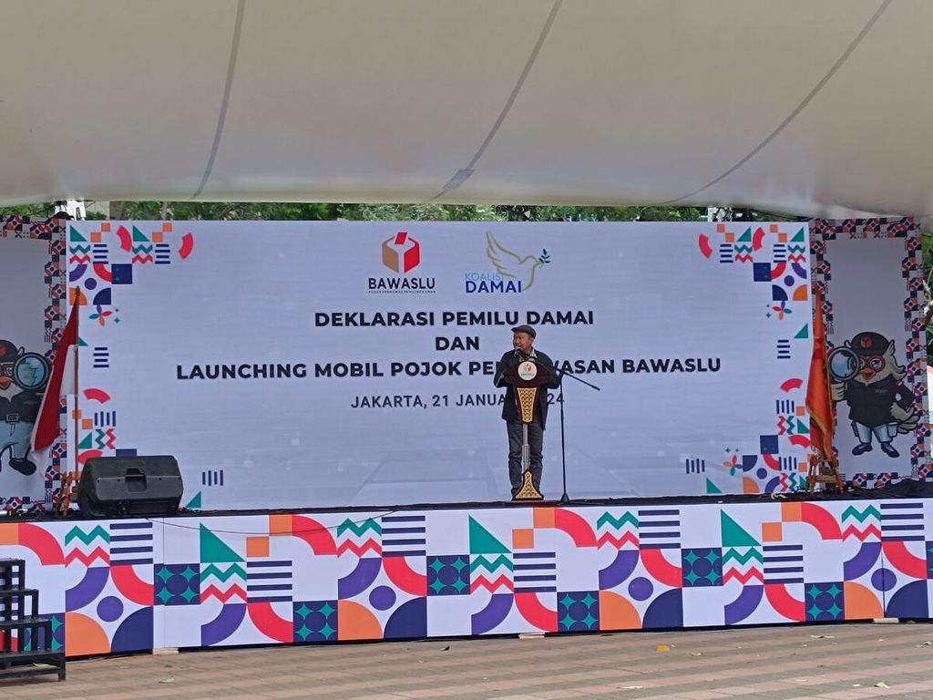 Ketua Presidium Koalisi Damai Wijayanto memberikan sambutan saat acara komitmen bersama kampanye pemilu di media sosial Pemilu 2024 di Jakarta, Minggu (21/1/2024). Koalisi Damai adalah gabungan dari 12 koalisi masyarakat sipil yang fokus pada isu kebebasan berpendapat dan berekspresi di dunia maya. 