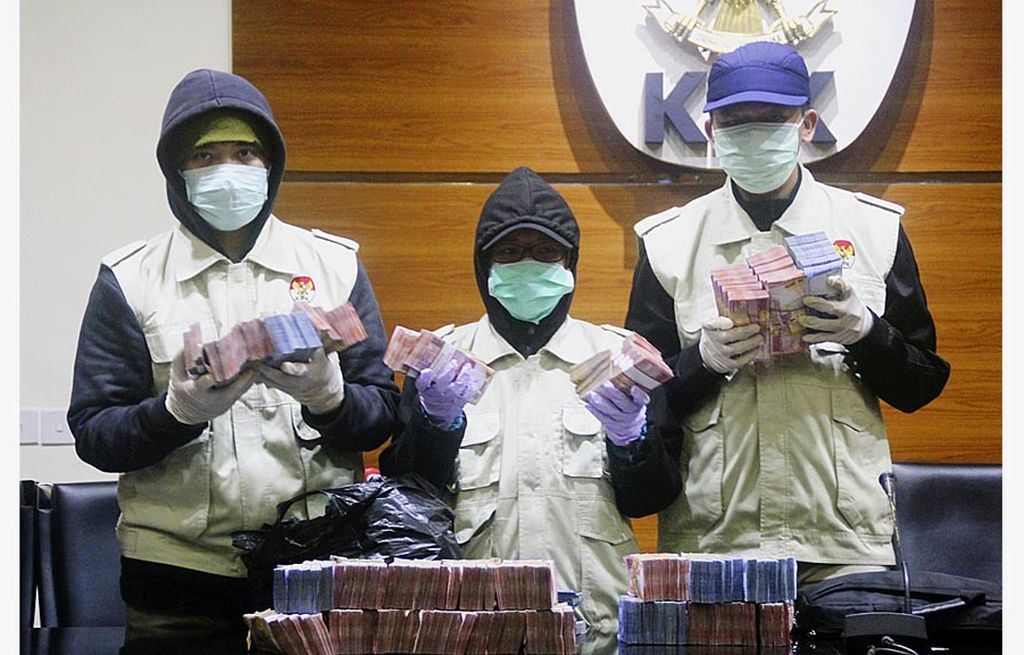 Tim Komisi Pemberantasan Korupsi menunjukkan barang bukti uang suap yang diduga diberikan untuk Wali Kota Cilegon, Banten,  Tubagus Iman Ariyadi di Jakarta, Sabtu (23/9).