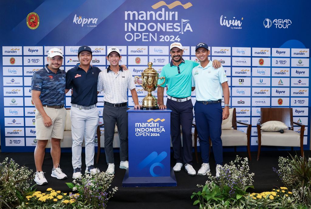 Pegolf Filipina, Miguel Tabuena; pegolf Indonesia, Jonathan Wijono; pegolf amatir Indonesia, Gabriel Hansel Hari; pegolf India, Gaganjeet Bhullar; dan pegolf Thailand, Nitithorn Thippong (dari kiri ke kanan); berfoto bersama seusai jumpa pers pembukaan turnamen golf Mandiri Indonesia Open 2024, Rabu (28/8/2024), di Damai Indah Golf-PIK Course, Jakarta Utara.