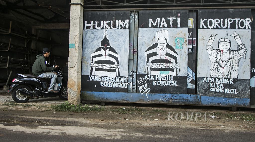 Perilaku korupsi oleh elite yang masih merajalela di Tanah Air menjadi keprihatinan masyarakat yang diwujudkan melalui mural, seperti terlihat di kawasan Keranggan, Tangerang Selatan, Banten, Sabtu (18/12/2021). 