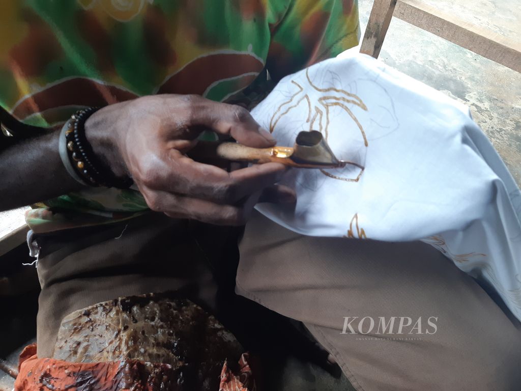 Proses mencanting salah satu motif di kain di Sanggar Phokouw Faa, Kota Jayapura, Papua, Kamis (24/8/2023).