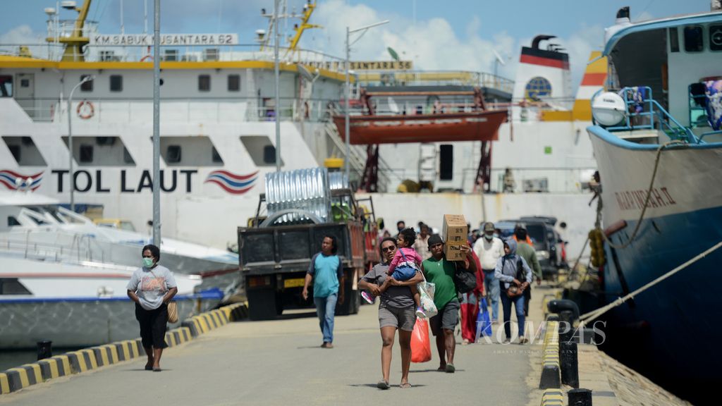 Penumpang kapal tiba di Pelabuhan Sorong, Kota Sorong, Papua Barat, Senin (7/6/2021). Pelabuhan Sorong merupakan salah satu destinasi utama tol laut di wilayah Papua.