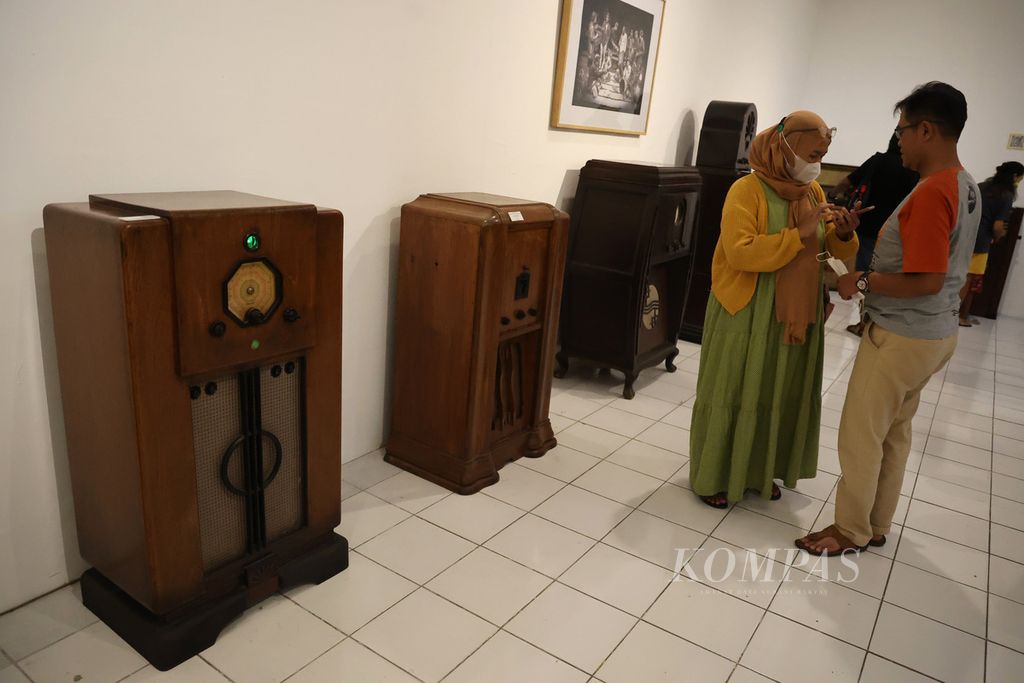Sejumlah radio tua ditampilkan dalam pameran bertajuk ”Pelantang” di Bentara Budaya Yogyakarta, Yogyakarta, Jumat (26/8/2022). 