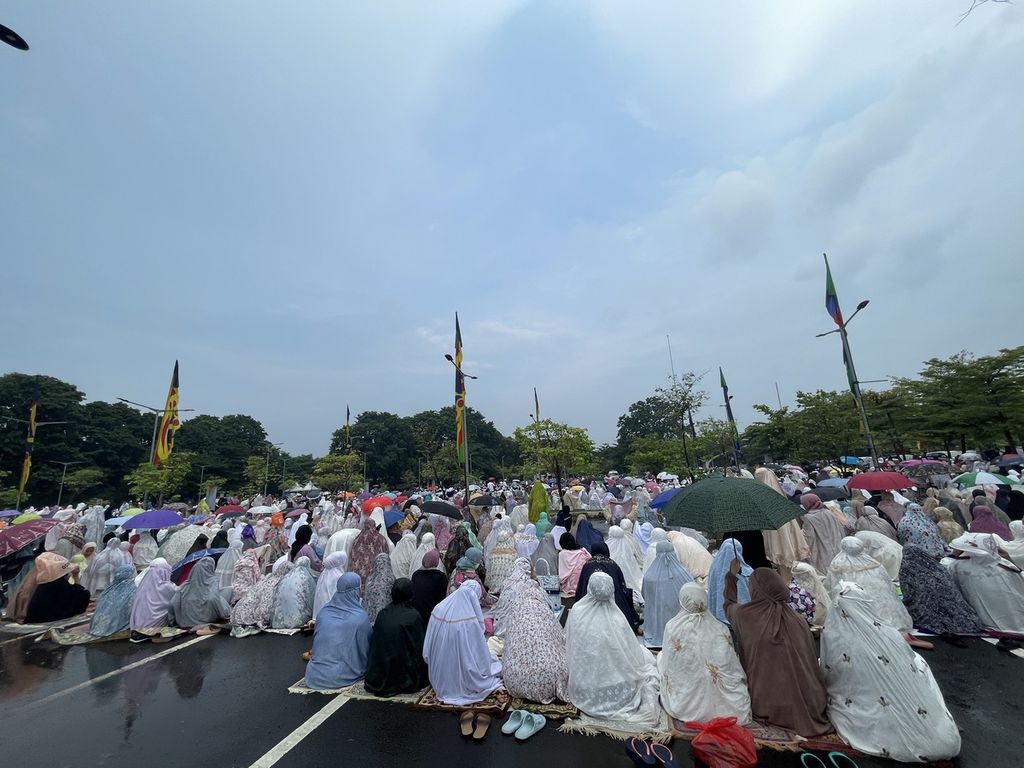 Warga Muhammadiyah melaksanakan shalat Idul Fitri 1444 Hijriah di halaman Jakarta Equestrian Park, Pulomas, Jakarta Timur, Jumat (21/4/2023).