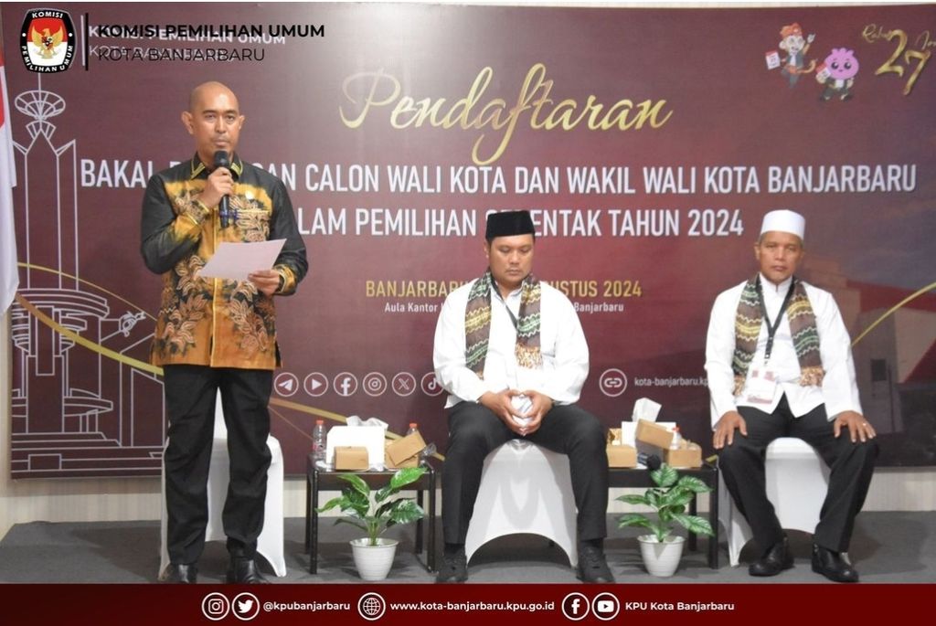 Ketua KPU Kota Banjarbaru Dahtiar (kiri) menerima pendaftaran pasangan calon wali kota dan wakil wali kota Banjarbaru, Aditya Mufti Ariffin (tengah) dan Said Abdullah (kanan), di Banjarbaru, Kalimantan Selatan, Selasa (27/8/2024).